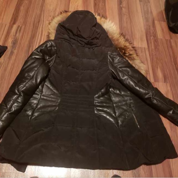 Danier Winter Leather Coat Size 4-6
Black Fitted Leather coat. - Picture 3 of 3